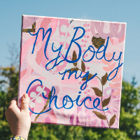 Hand, die ein Schild mit der Aufschrift 'My Body my Choice' hält.